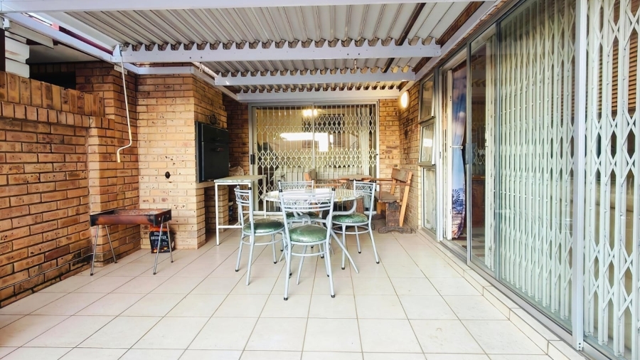 3 Bedroom Property for Sale in Van Der Hoff Park North West
